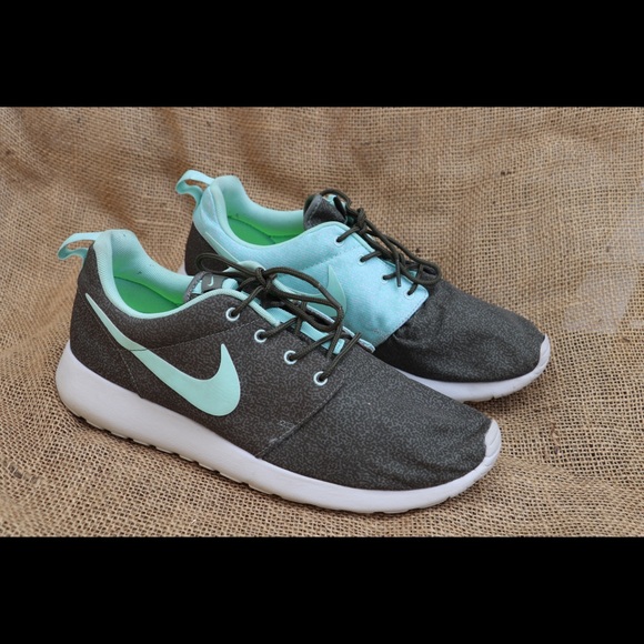 turquoise nike trainers